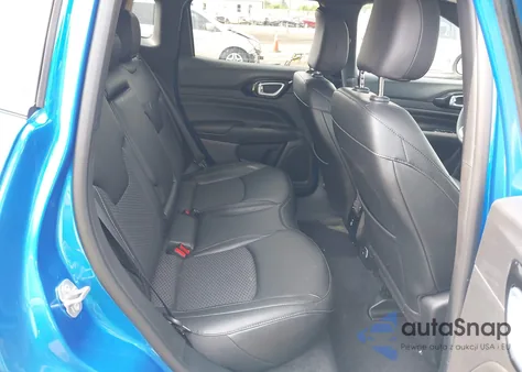 2024 Jeep Compass Latitude 4X4 z USA, uszkodzony, nr VIN 3C4NJDBN4RT106311